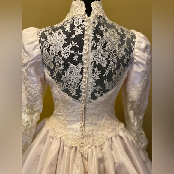 Wedding gown - Picture 9 of 11